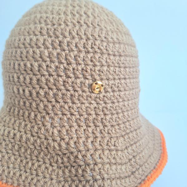 Gehaakt baby hoedje twee-in-een | Bruin en oranje madeliefje en sinaasappel