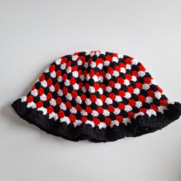 Gehaakte bucket hat | Rood, zwart en wit
