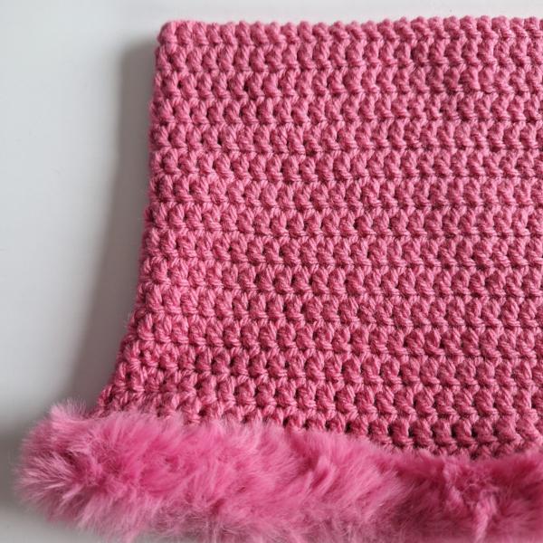 Gehaakte muts met imitatiebont | Barbie roze