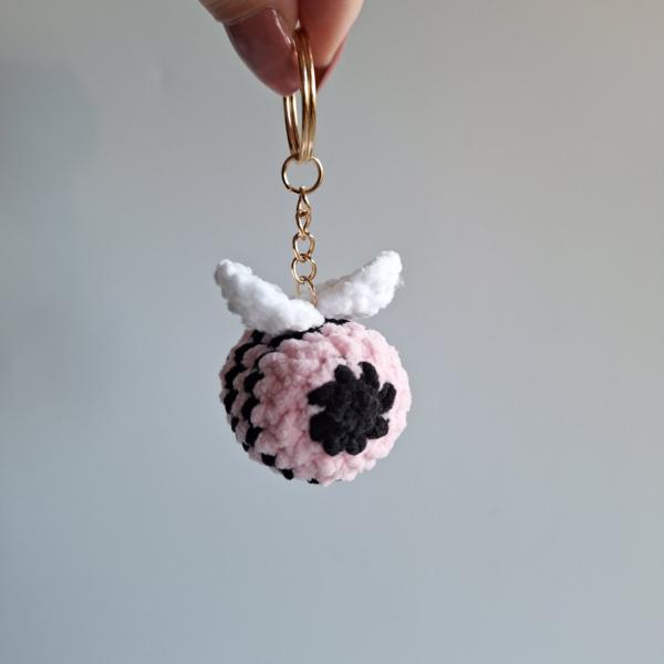 Gehaakte sleutelhanger | Zwart en roze bij
