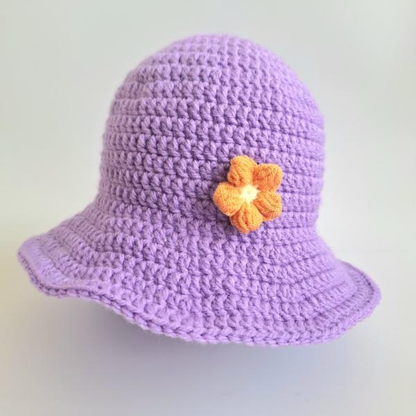 Gehaakte baby hoedje twee-in-een | Lila met kersjes en oranje bloemetje