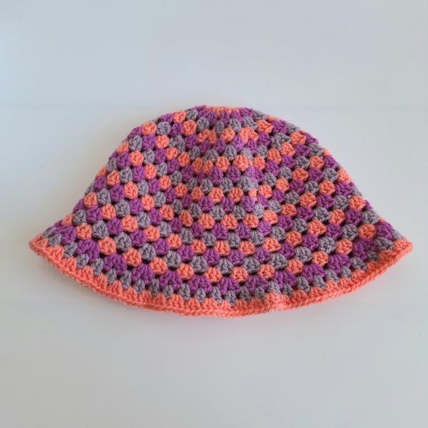Gehaakte bucket hat | Koraal, lavendel en mauve