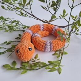 Gehaakte knuffel slang | Oranje, lila en lichtroze