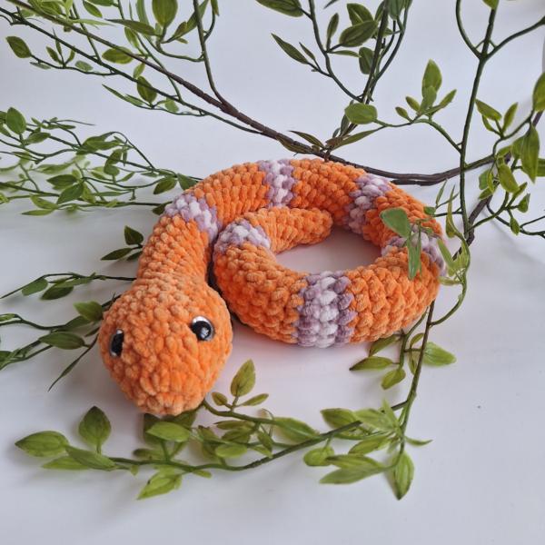 Gehaakte knuffel slang | Oranje, lila en lichtroze