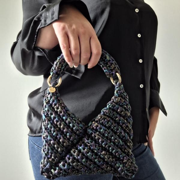 Gehaakte crossbody tas 'Metallic zwart regenboog'