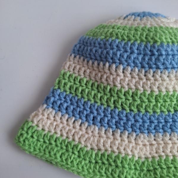 Gehaakt baby zonnehoedje 'Groen, blauw en crème'