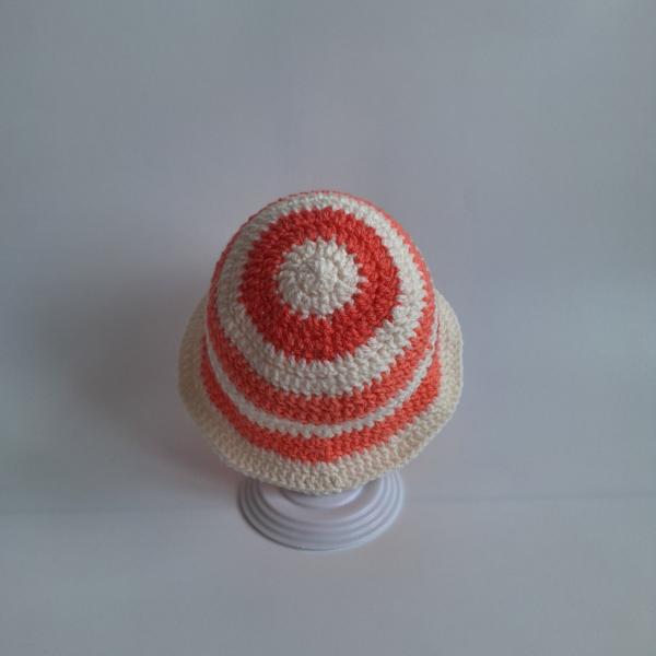 Gehaakt baby zonnehoedje 'Koraaloranje en crème'