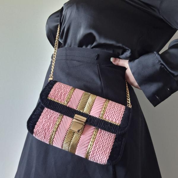 Geweven crossbody tas | Lichtroze, zwart en goud