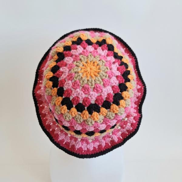 Gehaakte bucket hat | Oranje, beige, knalroze, lichtroze, fuchsia en zwart