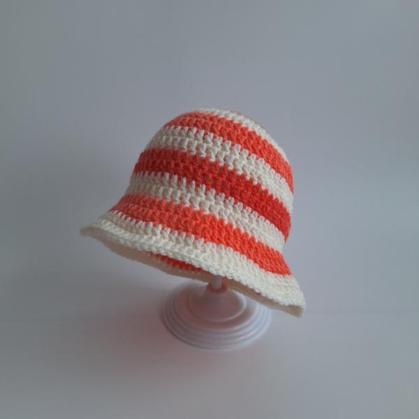 Gehaakt baby zonnehoedje 'Koraaloranje en crème'