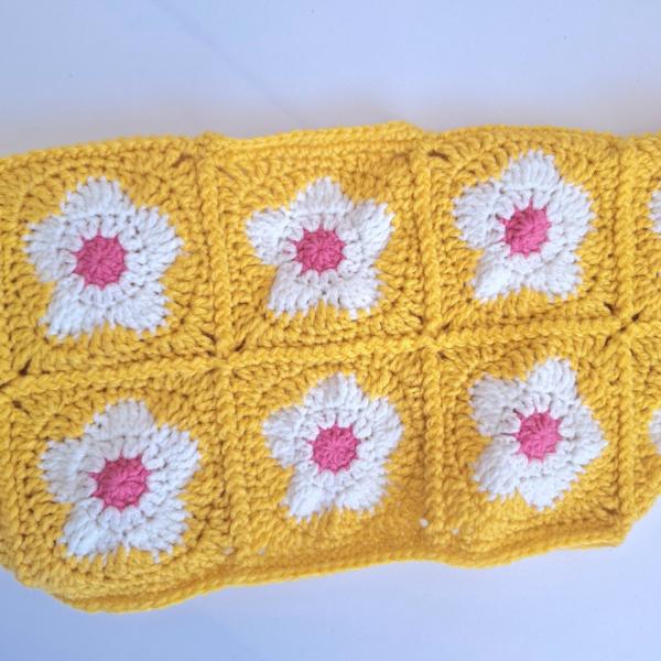 Gehaakt baby vestje | Bolero geel met wit en roze bloemen