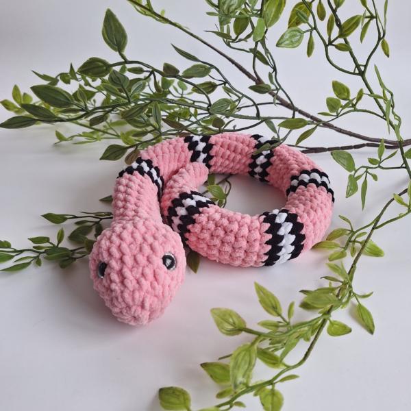 Gehaakte knuffel slang | Lichtroze, zwart en wit