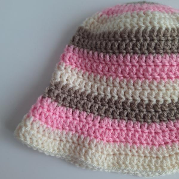 Gehaakt baby zonnehoedje 'Roze, crème en beige'