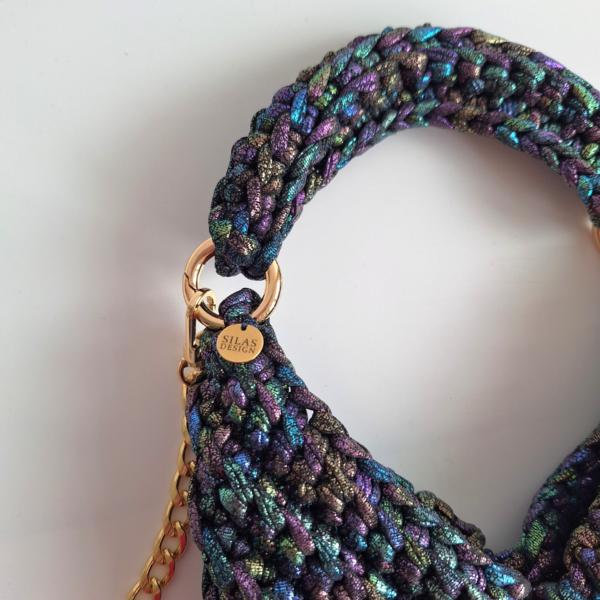 Gehaakte crossbody tas 'Metallic zwart regenboog'