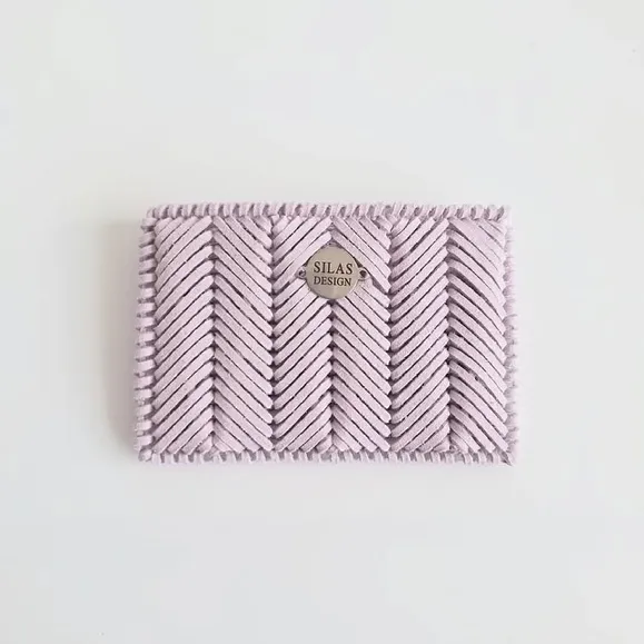 NIEUW!! Deze unieke handgemaakte pasjeshouder in een lila imitatiesuède chevron design is zowel stijlvol als functioneel! Het compacte formaat maakt 'm perfect om mee te nemen in elke tas of jaszak👛
♡Lengte 7,5 cm
♡Breedte 11,2 cm
♡Materiaal garen: lila imitatiesuède 
♡Materiaal constructie: plastic canvas 
Voor meer info kopieer de onderstaande link of klik op de link in mijn bio om mijn shop te bezoeken 🫶🛍
https://www.swanmarket.nl/creative/silasdesignbybritt/
#fashion #cute #crochet #gehaakt #handgemaakt #haken #handwerk #crochetaddict #instagood #fyp #instafashion #handmade #bags #tassen #cardholder #kaarthouder Photo by Britt Silas on October 22, 2025. May be an image of leather wallet, pouch, wallet, pencil case, clutch, purse and text.