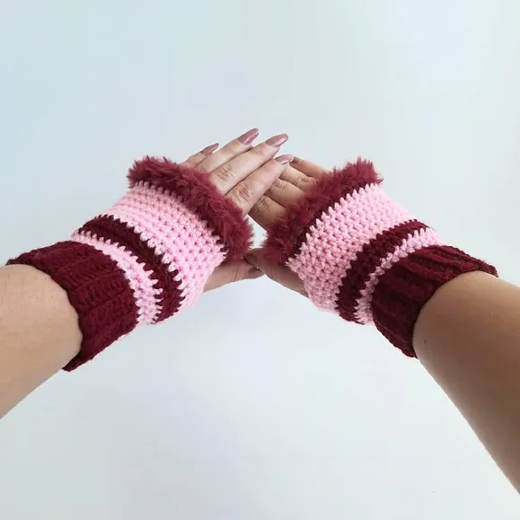NIEUW!! Deze gehaakte vingerloze handschoenen met Imitatiebont is een must-have voor de koude dagen❄️🍂Gemaakt van zachte acrylgaren in het wijnrood en lichtroze❤️🩷🛍
♡100% Acryl
♡Imitatiebont 100% Polyester 
♡Deze handschoenen zijn gehaakt en rekken daarom ook mee.
Voor meer info kopieer de onderstaande link of klik op de link in mijn bio om mijn shop te bezoeken 🫶🛍
https://www.swanmarket.nl/creative/silasdesignbybritt/
#gehaakt #handgemaakt #haken #handwerk #handschoenen #fashion #cute #crochet #fyp #instagood #instafashion #instadaily #instahandmade #fingerlessgloves #handwarmers #wristwarmers #gloves Photo by Britt Silas on October 23, 2025. May be an image of crochet and text.