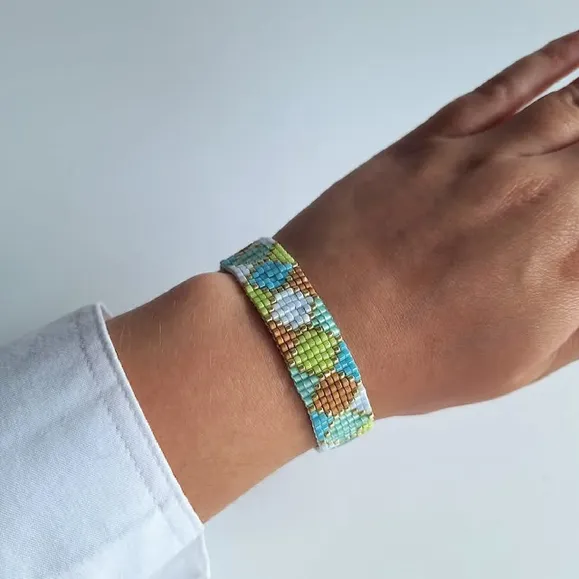 NIEUW!! Deze met de hand gemaakte, stijlvolle armband 'Boho chix hexagon' combineert glaskralen in turquoise, hout, lichtblauw, limoengroen, parelmoer groen en metallic goud voor een stijlvolle boho-chic uitstraling!🩵🤎💚
♡Materiaal kralen: glas
♡Materiaal sluiting: roestvrij staal
♡Lengte 21,7 cm (inclusief sluiting)
♡Breedte 1,6 cm
Voor meer info kopieer de onderstaande link of klik op de link in mijn bio om te shoppen🫶🛍
https://www.swanmarket.nl/creative/silasdesignbybritt/
#handmade #fashion #cute #fyp #handgemaakt #outfit #bracelets #jewelry #handwerk #armband #sieraden #bracelets Photo by Britt Silas on October 25, 2025. May be an image of lace, macrame, jewelry, bangle and text.