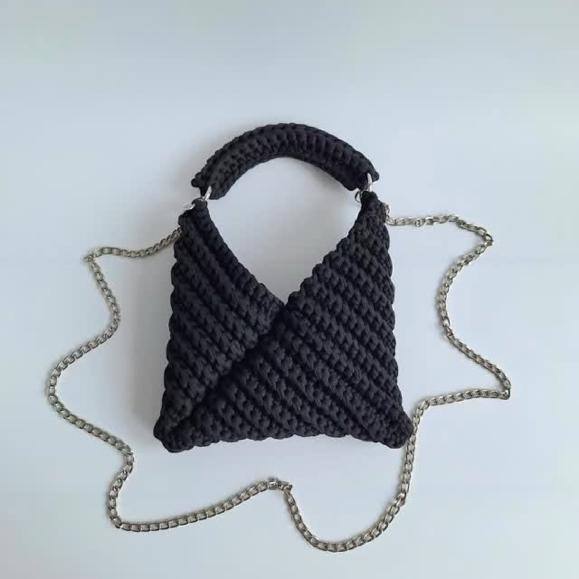 Opzoek naar een one-of-a-kind, handmade tas? Shop ze via de link in mijn bio🛍😍

#handmade #crochet #fyp #reels #bags