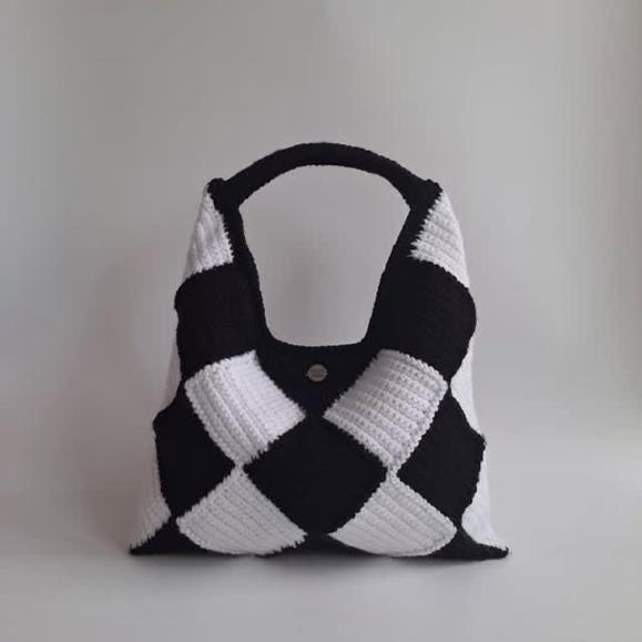 Shop de vrolijkste handgemaakte tassen via onderstaande link of klik op de link in mijn bio 👇🛍

https://www.swanmarket.nl/creative/silasdesignbybritt/

#handmade #fyp #crochet #reels #bags