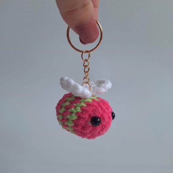 Shop de schattigste handgemaakte sleutelhangers via onderstaande link of klik op de link in mijn bio om te shoppen 🛍👇🫶

https://www.swanmarket.nl/creative/silasdesignbybritt/

#handmade #fyp #crochet #sleutelhanger #beekeychain