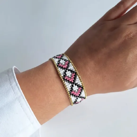 NIEUW!! Deze handgeweven kralenarmband 'Roze zandloper'' combineert zwart, gun metal, wit, roze en goud metallic voor een moderne zandloperprint. Een must-have voor lovers van moderne en unieke sieraden🖤🤍🩷

♡Materiaal kralen: glas
♡Materiaal sluiting: roestvrij staal
♡Lengte 20,7 cm (inclusief sluiting)
♡Breedte 2 cm

Voor meer info kopieer de onderstaande link of klik op de link in mijn bio om te shoppen🫶🛍

https://www.swanmarket.nl/creative/silasdesignbybritt/

#handmade #bracelets #fyp #miyuki #armband