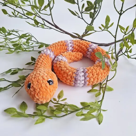 NIEUW!! Deze kleurrijke, zachte knuffel slang in het oranje, lila en lichtroze is de perfecte decoratie voor elke kinderkamer en een must-have voor jungle-lovers! 🧡💜🩷🐍

♡ 100% Polyester 
♡ Lengte 68 cm
♡ De oogjes zitten vastgeponst en is daarom ook veilig voor de kleinste knuffelaars🧡

Voor meer info kopieer de onderstaande link of klik op de link in mijn bio om te shoppen🛍🫶

https://www.swanmarket.nl/creative/silasdesignbybritt/

#crochet #plushie #handmade #fyp #snake