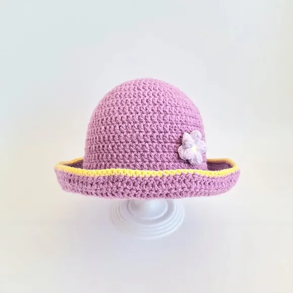 NIEUW!! Dit schattige, twee-in-een gehaakte baby zonnehoedje in het lavendel en geel is voorzien van twee applicaties met drukknoopjes die je kunt afwisselen! Perfect voor de zonnige dagen, een ideaal accessoire en een prachtig cadeautje! 💜💛

♡100% Acryl
♡Voor baby's van 1 tot en met 2 jaar
♡Dit zonnehoedje is gehaakt en rekt daarom ook mee.

Voor meer info kopieer de onderstaande link of klik op de link in mijn bio om mijn shop te bezoeken 🫶🛍

https://www.swanmarket.nl/creative/silasdesignbybritt/

#crochet #babybuckethat #fyp #handmade #babyfashion