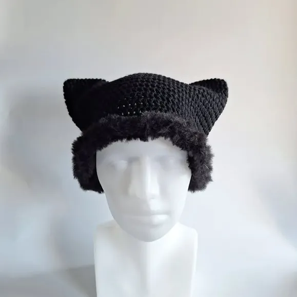 NIEUW!! Deze handmade gehaakte katten oor muts in het zwart met zwart Imitatiebont is een opvallende en stijlvolle keuze voor de koudere dagen. Gemaakt van acrylgaren, biedt de muts warmte en comfort. De schattige oortjes geven een speelse en unieke touch aan het ontwerp, perfect voor iedereen die een bijzonder en stijlvol accessoire zoekt!🖤

♡100% Acryl
♡Imitatiebont 100% polyester 
♡Deze muts is gehaakt en rekt daarom ook mee.

Voor meer info kopieer de onderstaande link of klik op de link in mijn bio om mijn shop te bezoeken 🫶🛍

https://www.swanmarket.nl/creative/silasdesignbybritt/

#beanie #crochet #fyp #handmade #handgemaakt