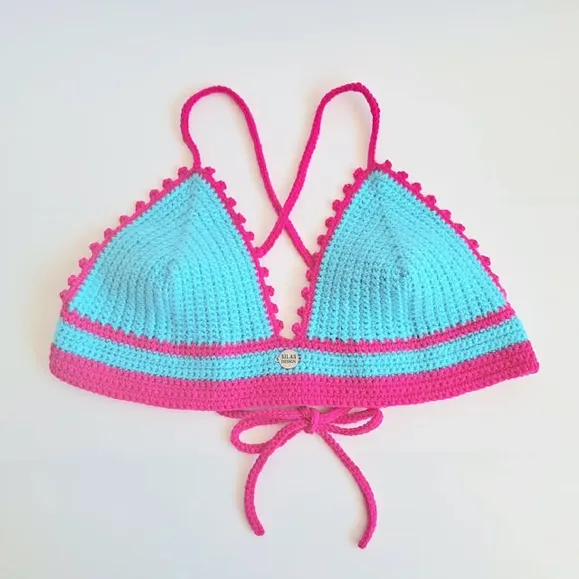 NIEUW!! Dit super mooie, gehaakte topje in het turquoise en knalroze is het perfecte item voor de warme dagen. Gemaakt van zachte acrylgaren. Het topje is verstelbaar met bandjes zodat deze perfect vormt naar jouw lichaam! 🩵🩷

♡75% acryl, 25% katoen
♡Size Medium
♡Wassen met de hand of met de wasmachine in een lingerie zakje op 30 graden Celsius. 

Voor meer info kopieer de onderstaande link of klik op de link in mijn bio om mijn shop te bezoeken 🫶🛍

https://www.swanmarket.nl/creative/silasdesignbybritt/

#crochet #fyp #bikinitop #handmade #crochettop