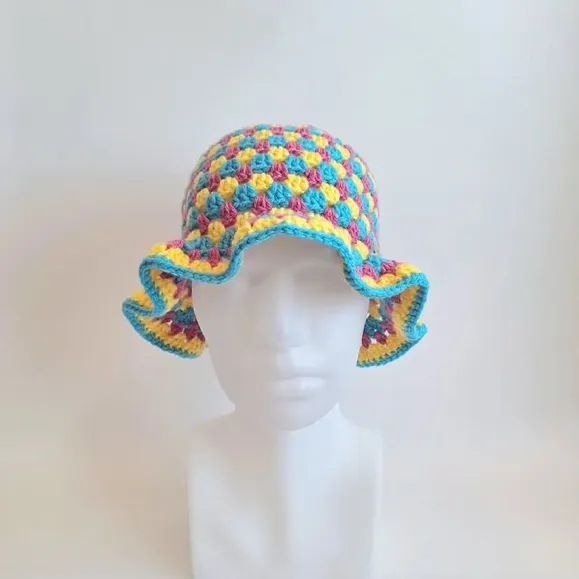 NIEUW!! Deze gehaakte bucket hat is gemaakt van zachte acrylgaren, ideaal voor Pride month! Het design combineert de kleuren van de panseksuele Pride vlag in het knalroze, geel en turquoise🩷💙💜

♡100% Acryl 
♡Maat Small/Medium 
♡Deze bucket hat is gehaakt en rekt daarom ook mee.

Voor meer info kopieer de onderstaande link of klik op de link in mijn bio om mijn shop te bezoeken 🫶🛍

https://www.swanmarket.nl/creative/silasdesignbybritt/

#crochet #vissershoedje #pridemonth #fyp #crochetbuckethat