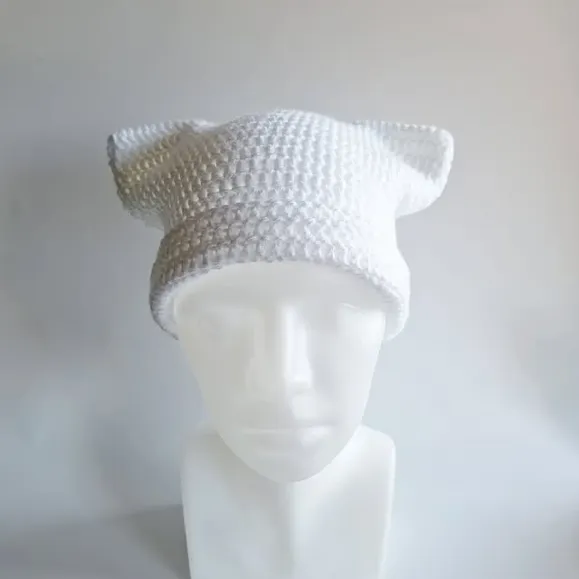 NIEUW!! Deze handgehaakte katten oor muts in het wit is een opvallende en stijlvolle keuze voor de koudere dagen. Gemaakt van acrylgaren, biedt de muts warmte en comfort. De schattige oortjes geven een speelse en unieke touch aan het ontwerp, perfect voor iedereen die een bijzonder en stijlvol accessoire zoekt!🤍

♡100% Acryl
♡Deze muts is gehaakt en rekt daarom ook mee.

Voor meer info kopieer de onderstaande link of klik op de link in mijn bio om mijn shop te bezoeken 🫶🛍

https://www.swanmarket.nl/creative/silasdesignbybritt/

#beanie #crochet #fyp #catearbeanie #handgemaakt